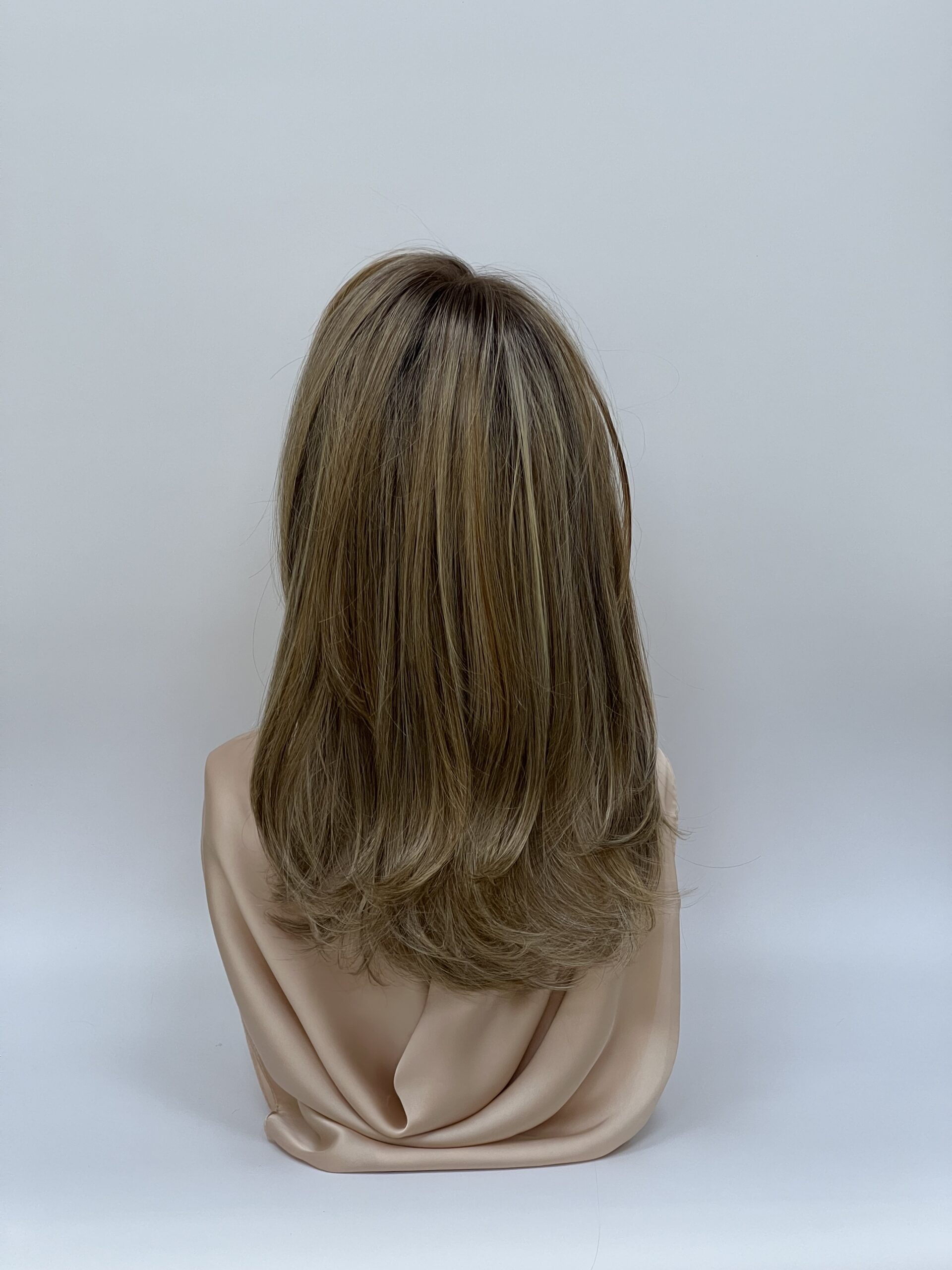 GLOWFIBER perukas Karamelinė ruda su tamsiomis šaknimis 50cm - Image 3