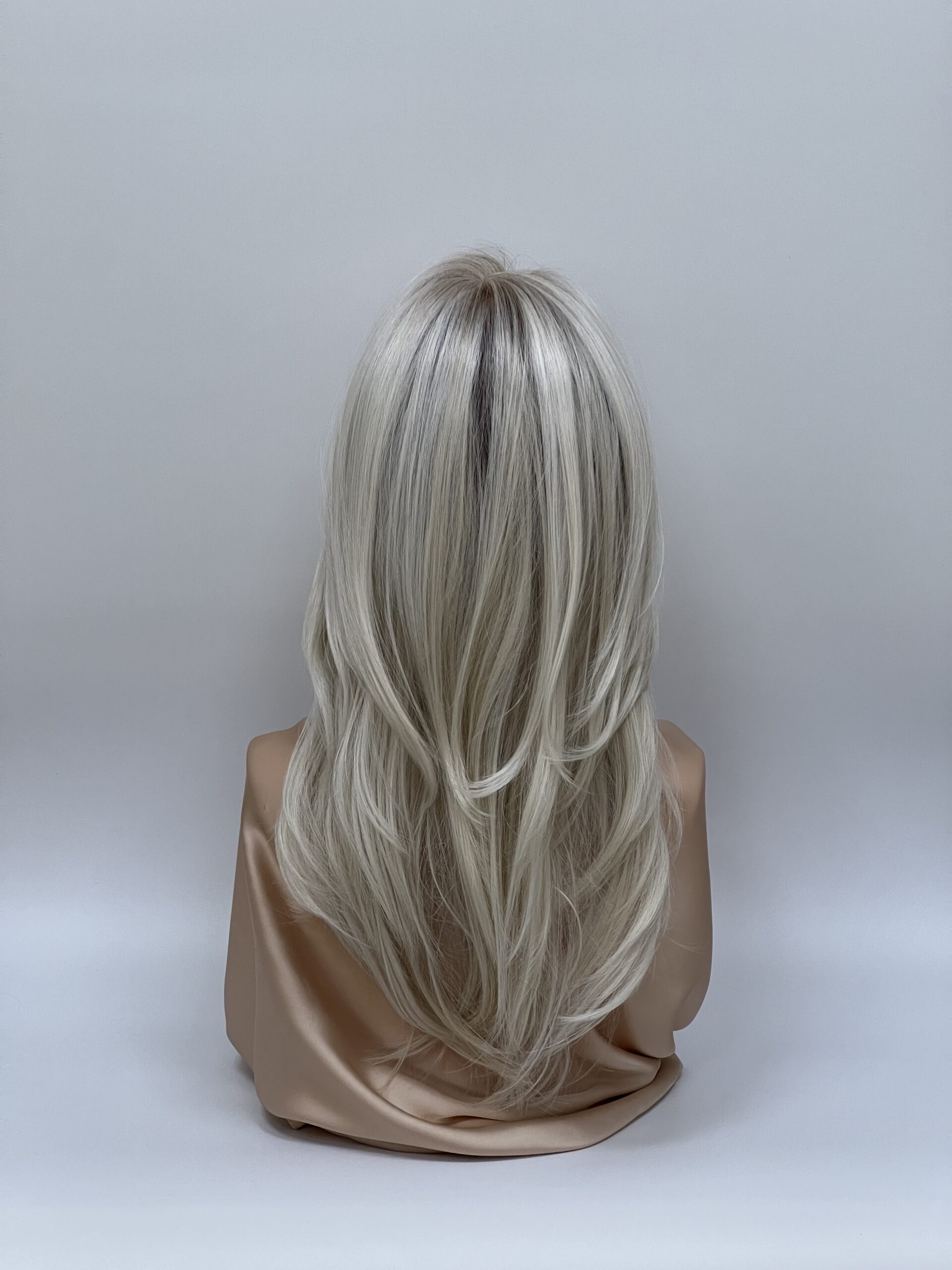 GLOWFIBER perukas Balta blondinė su tamsiomis šaknimis 55cm - Image 3