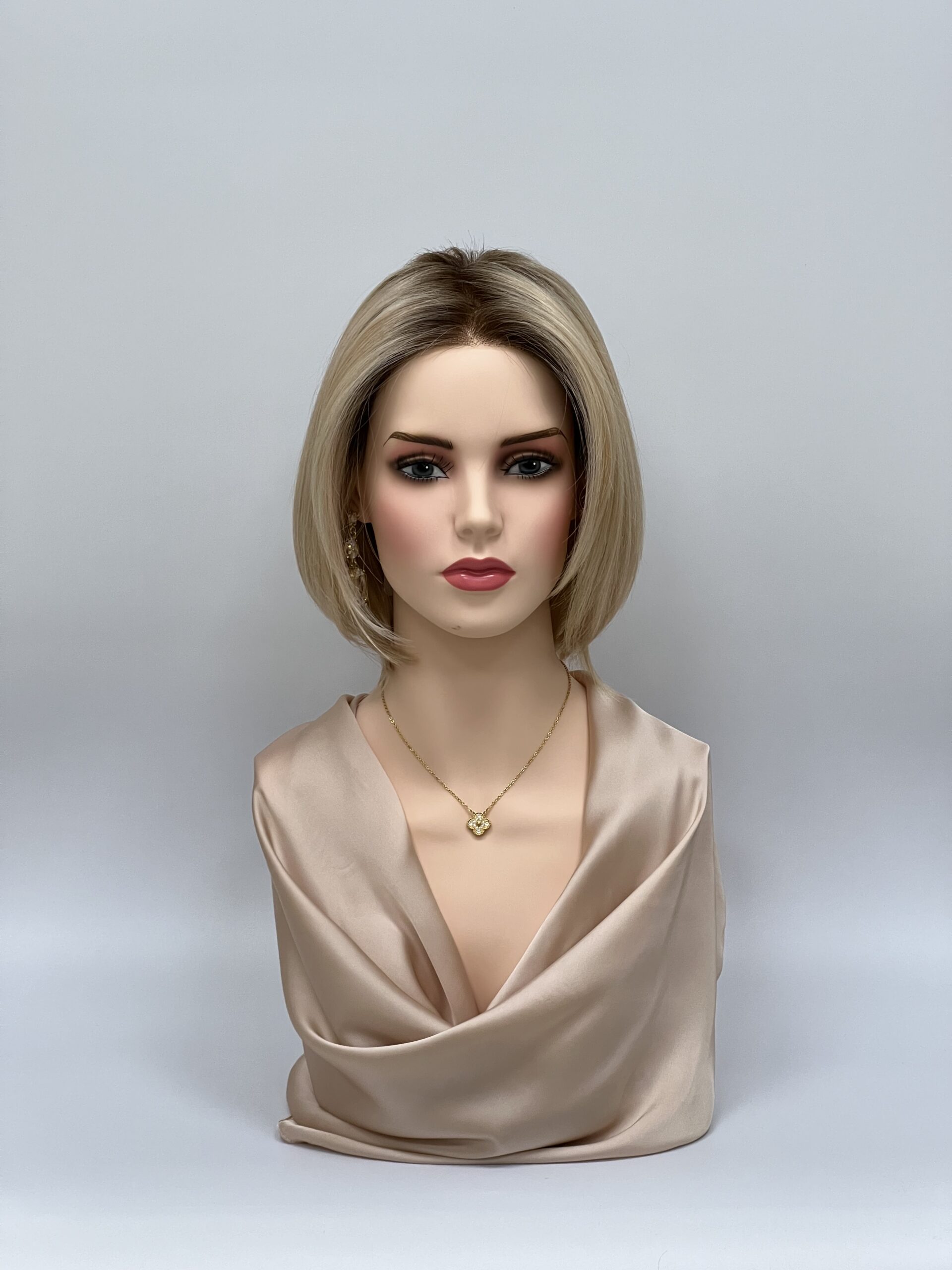 GLOWFIBER perukas Smėlinė blondinė su tamsiomis šaknimis 30cm