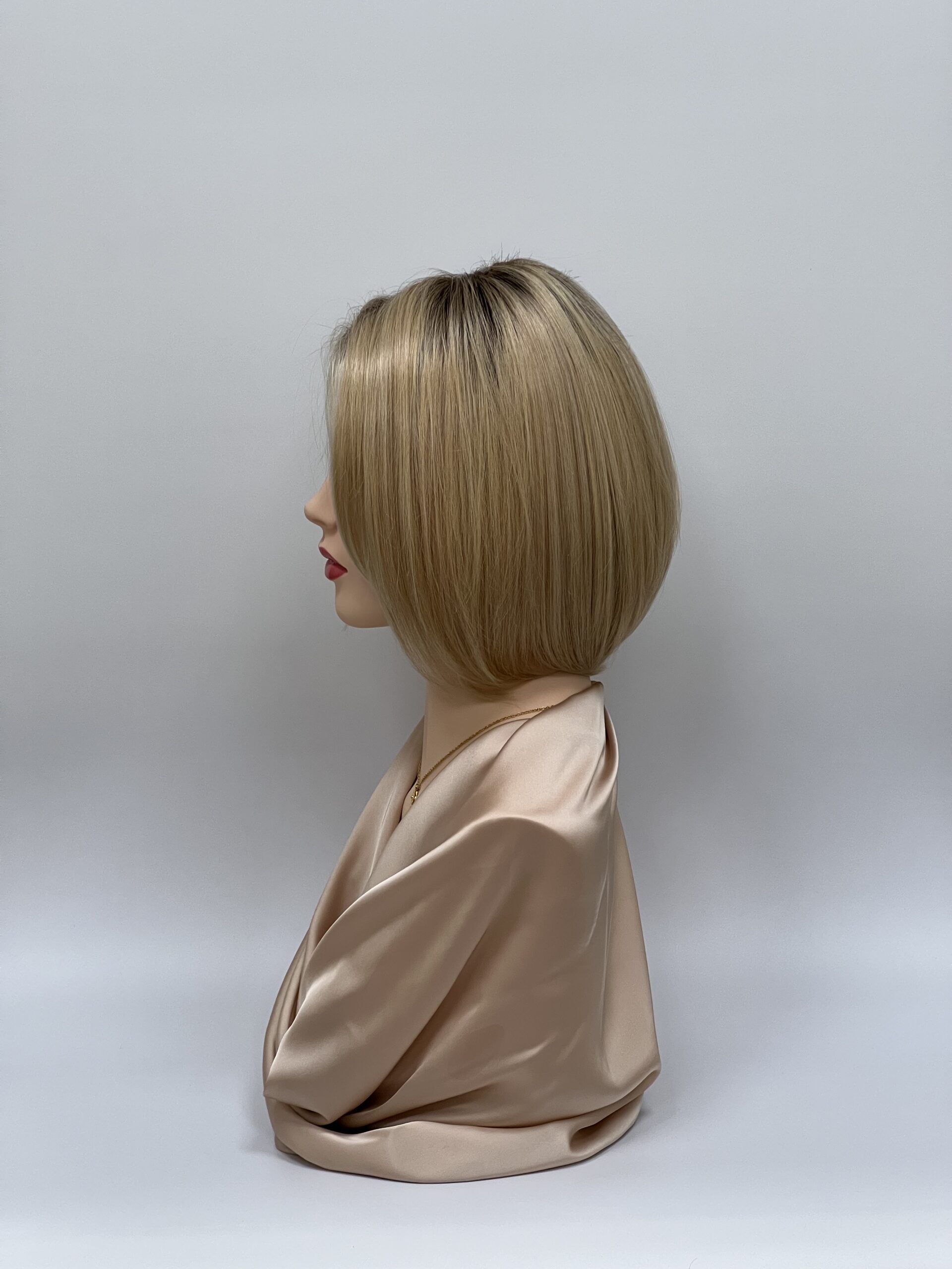 GLOWFIBER perukas Smėlinė blondinė su tamsiomis šaknimis 30cm - Image 2
