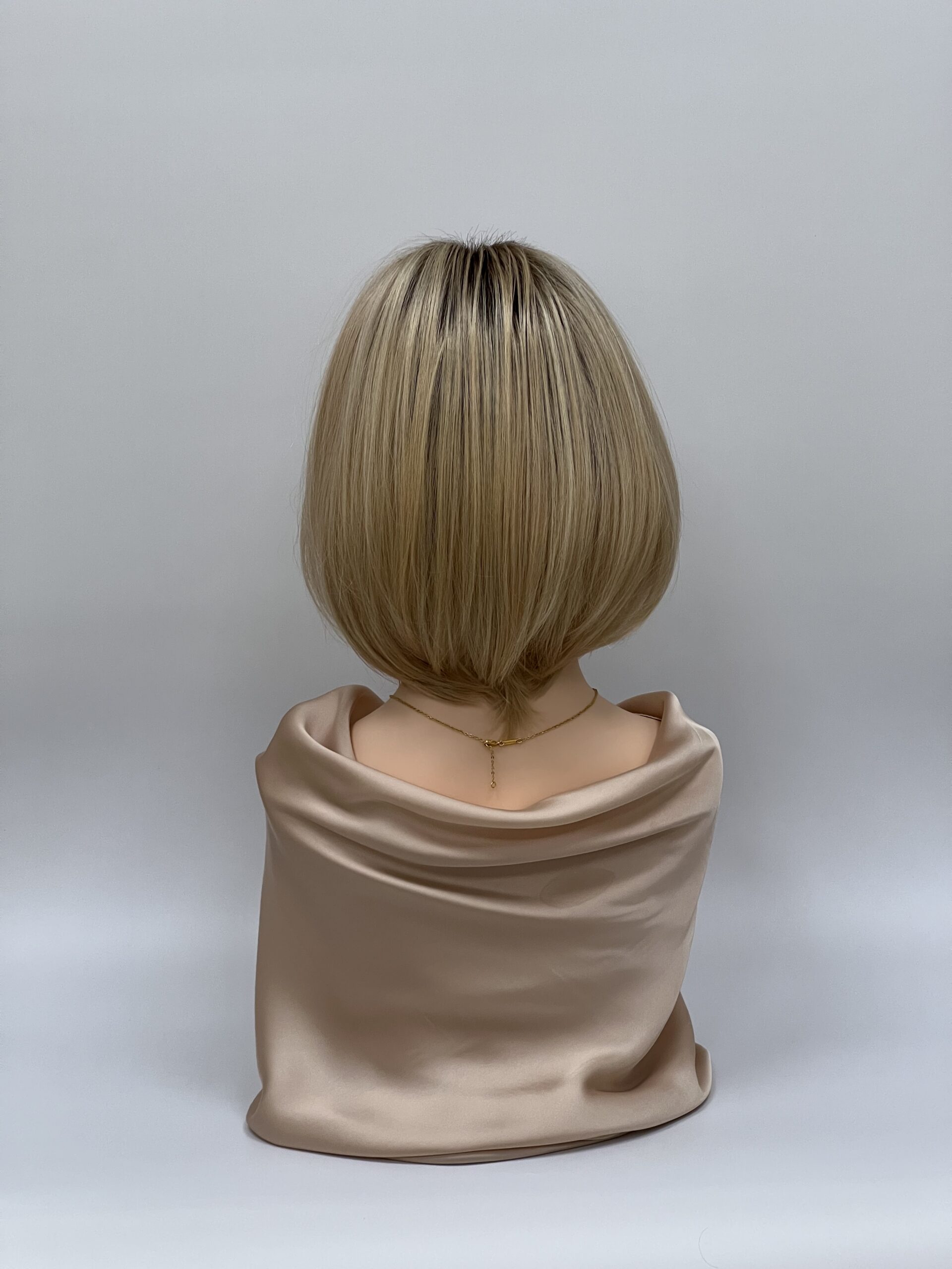 GLOWFIBER perukas Smėlinė blondinė su tamsiomis šaknimis 30cm - Image 3