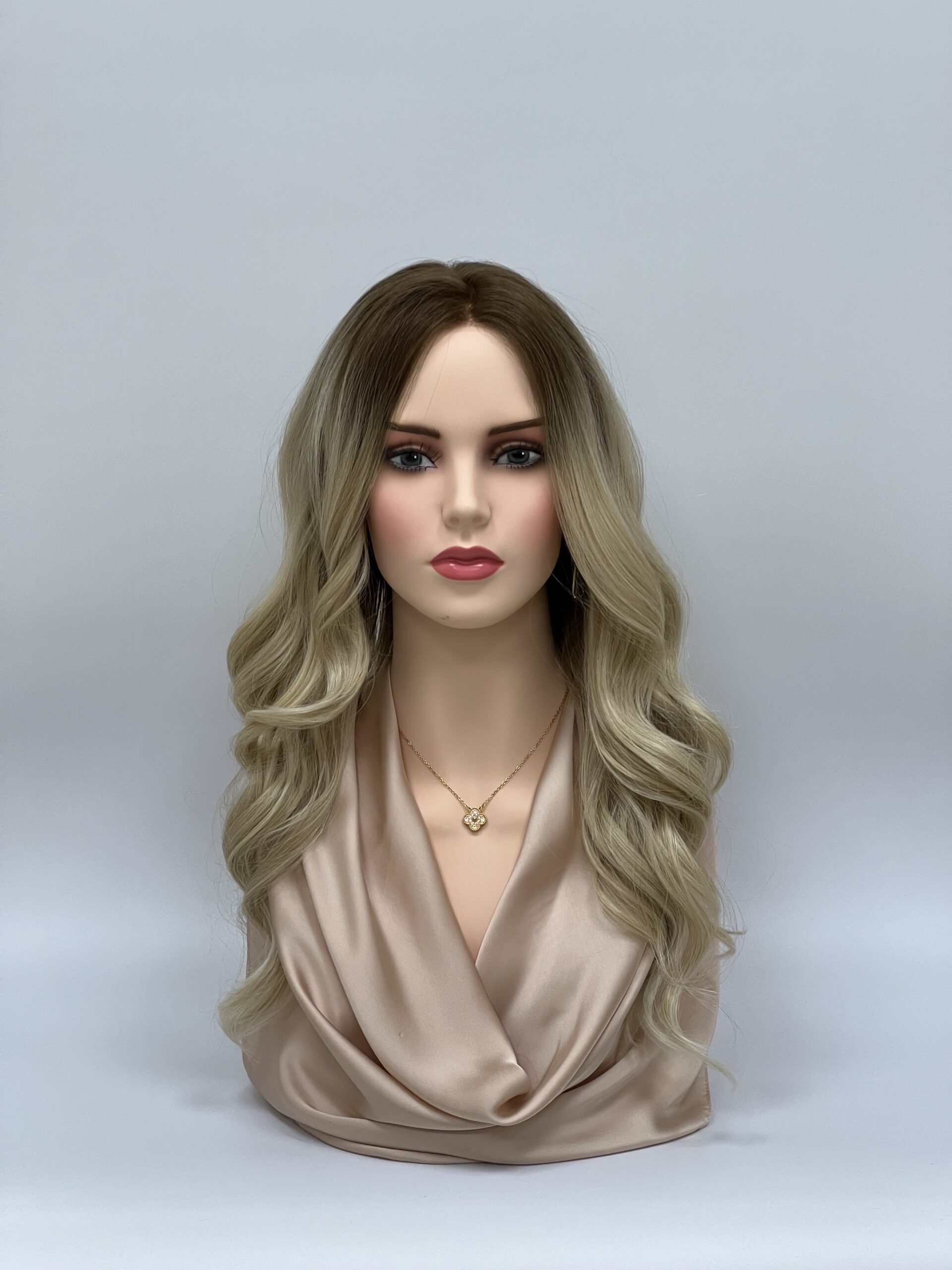 GLOWFIBER perukas Šalta blondinė su tamsiomis šaknimis 55cm