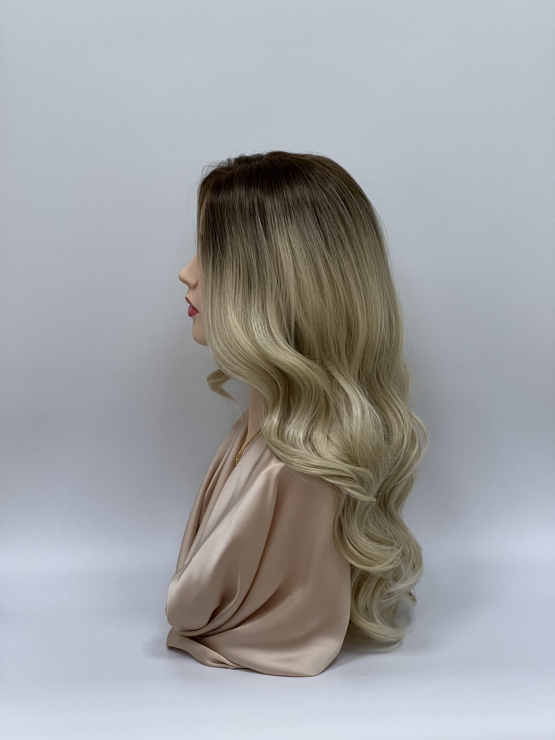 GLOWFIBER perukas Šalta blondinė su tamsiomis šaknimis 55cm - Image 2