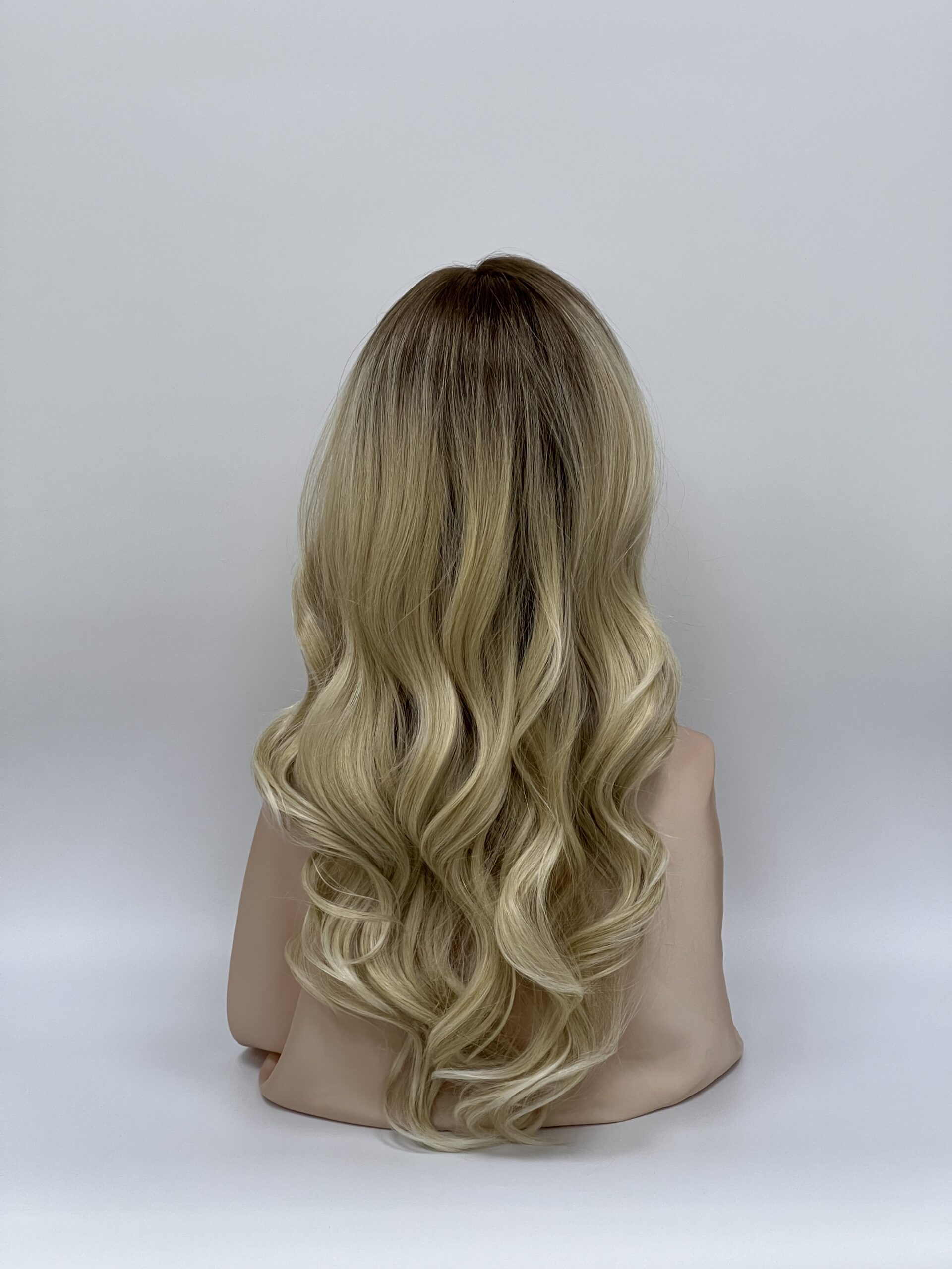 GLOWFIBER perukas Šalta blondinė su tamsiomis šaknimis 55cm - Image 3