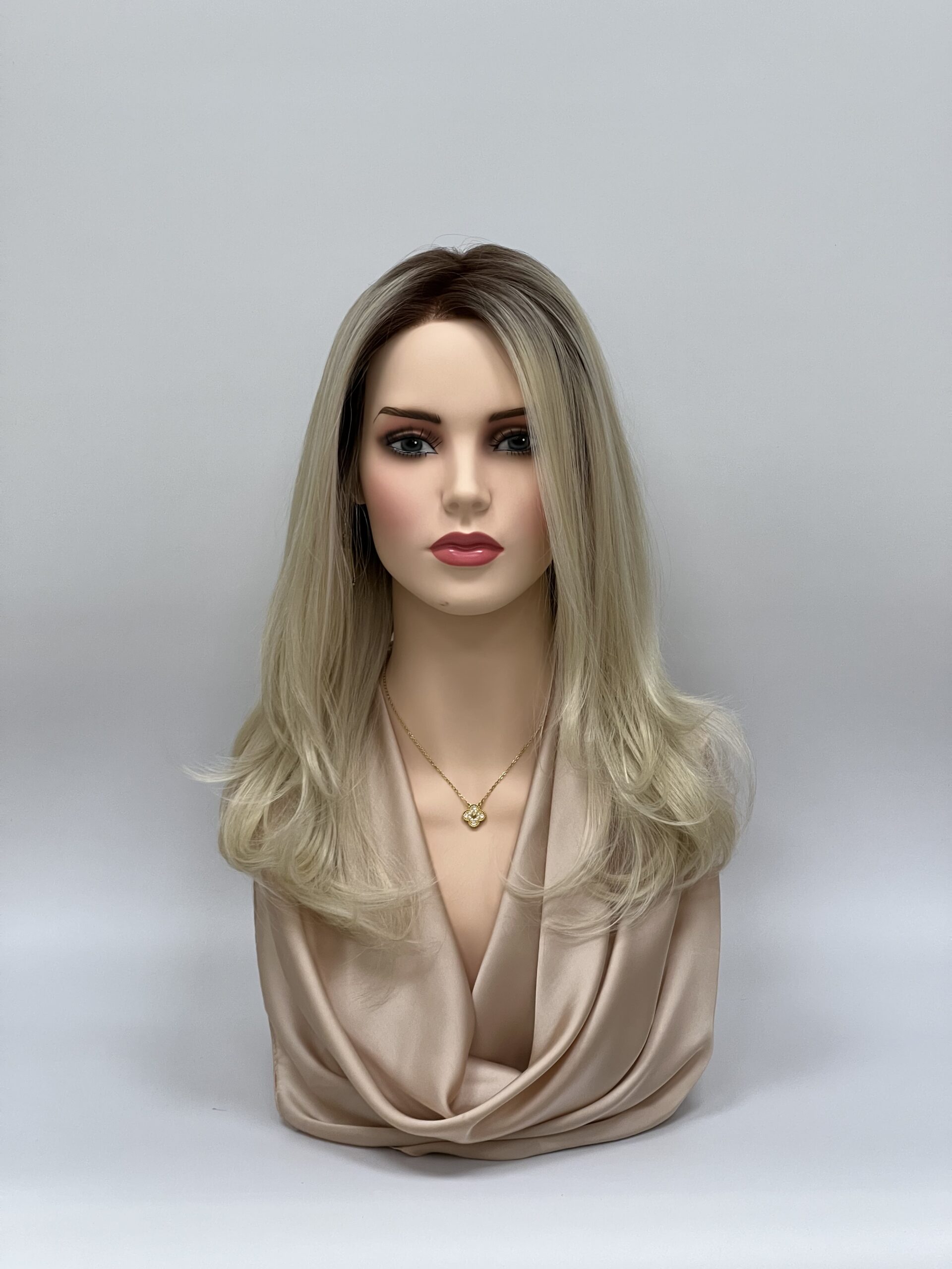 GLOWFIBER perukas Smėlinė blondinė su tamsiomis šaknimis 50cm