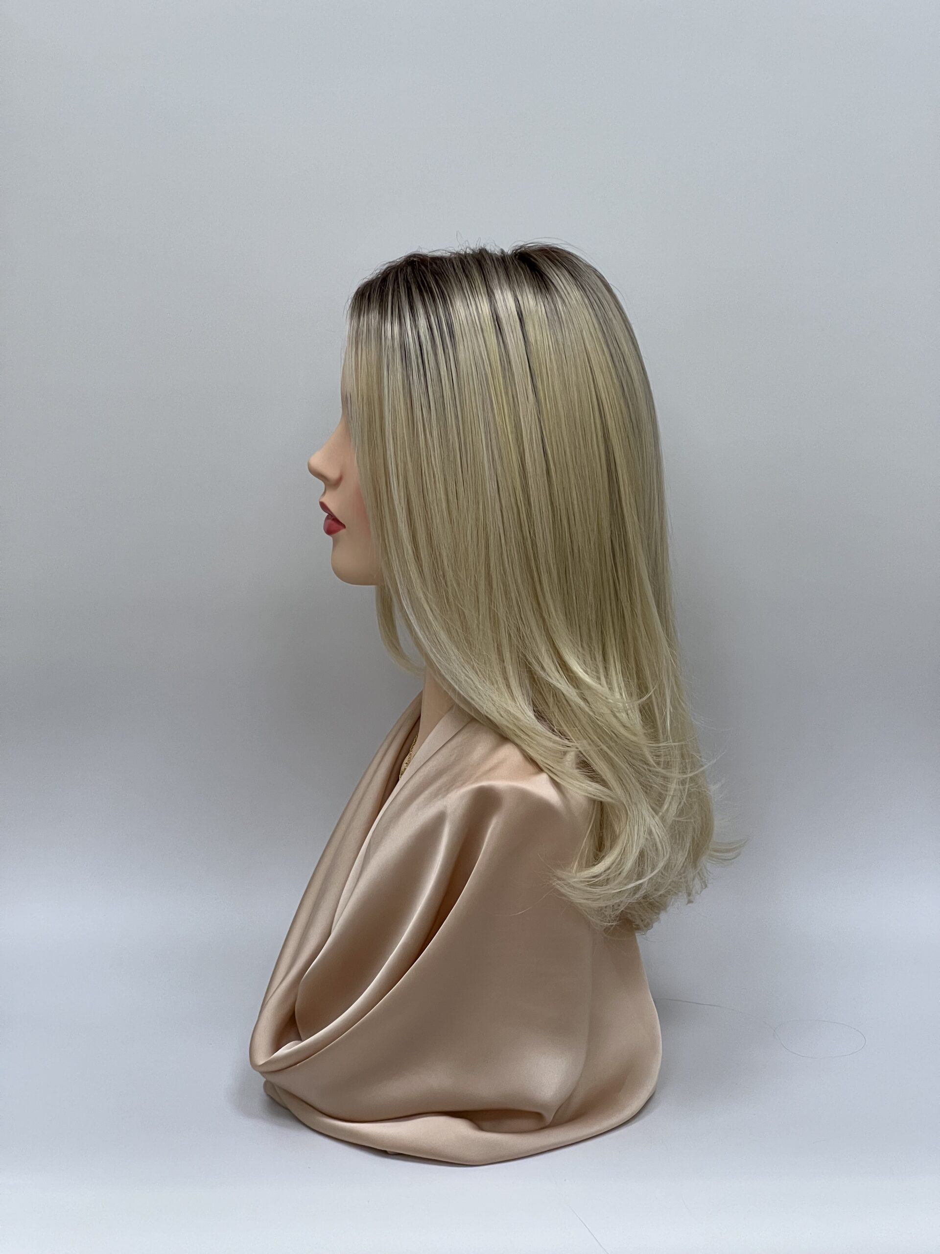 GLOWFIBER perukas Smėlinė blondinė su tamsiomis šaknimis 50cm - Image 2