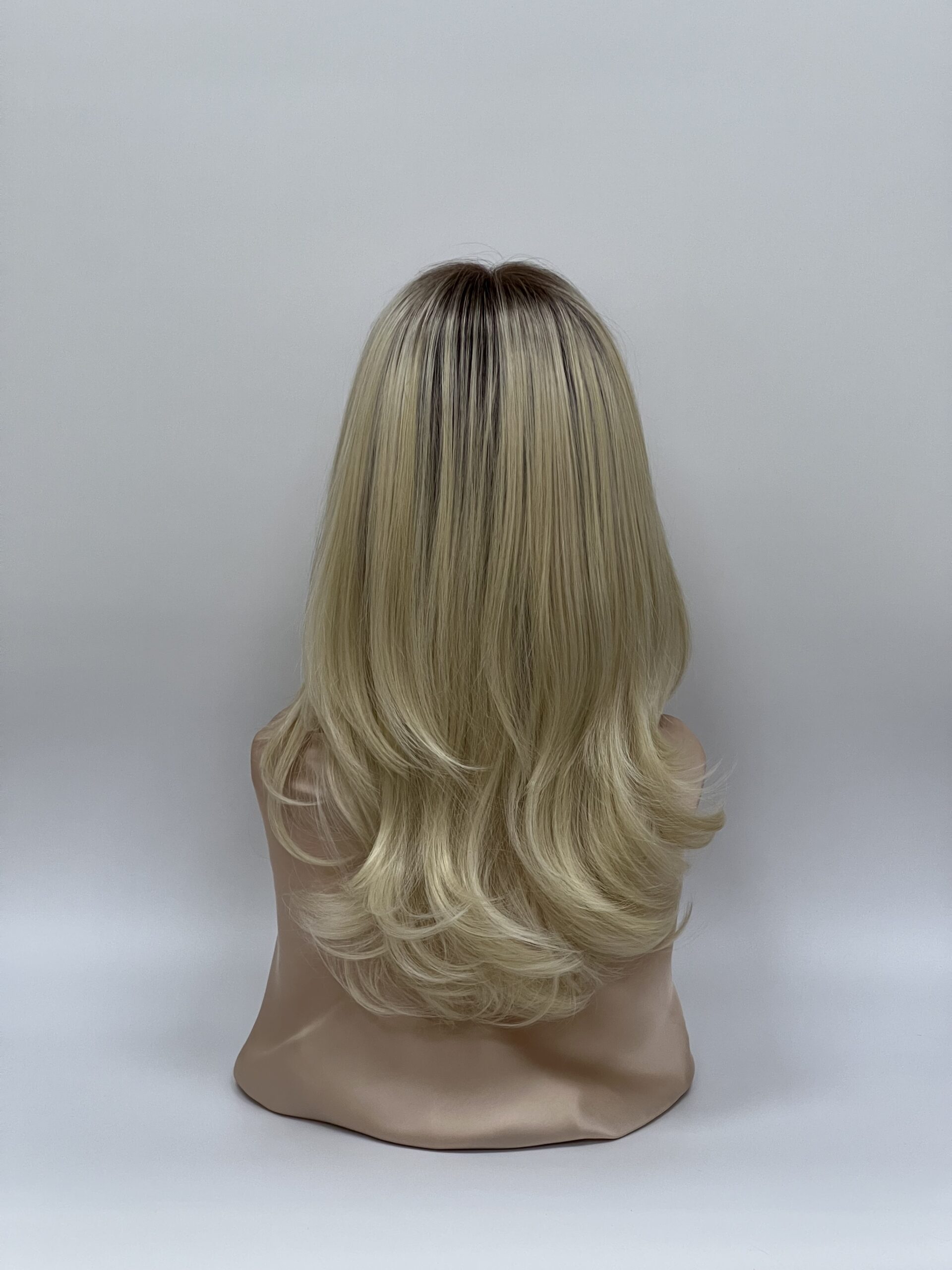 GLOWFIBER perukas Smėlinė blondinė su tamsiomis šaknimis 50cm - Image 3