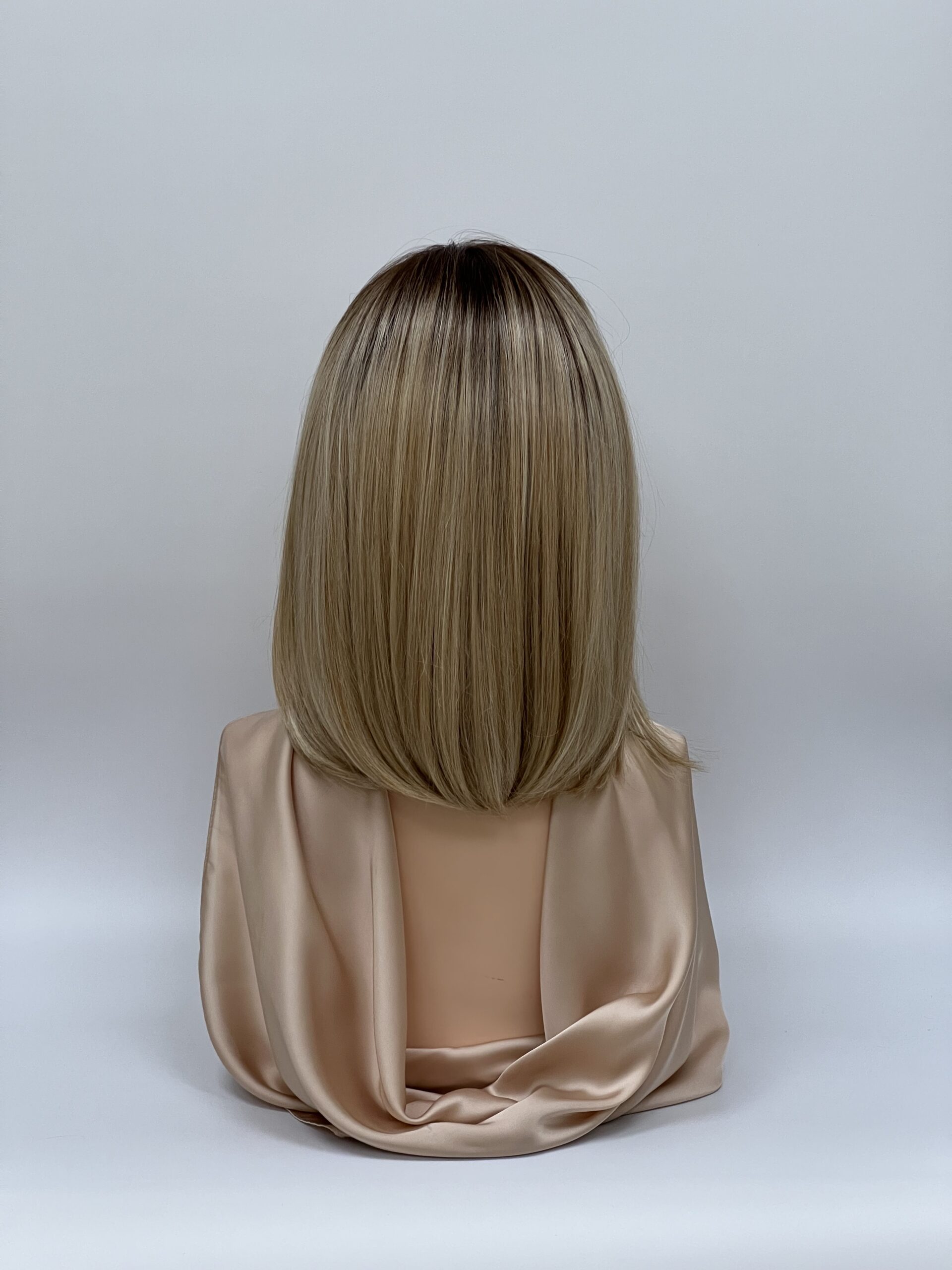 GLOWFIBER perukas Šviesi ruda su tamsiomis šaknimis 40cm - Image 3