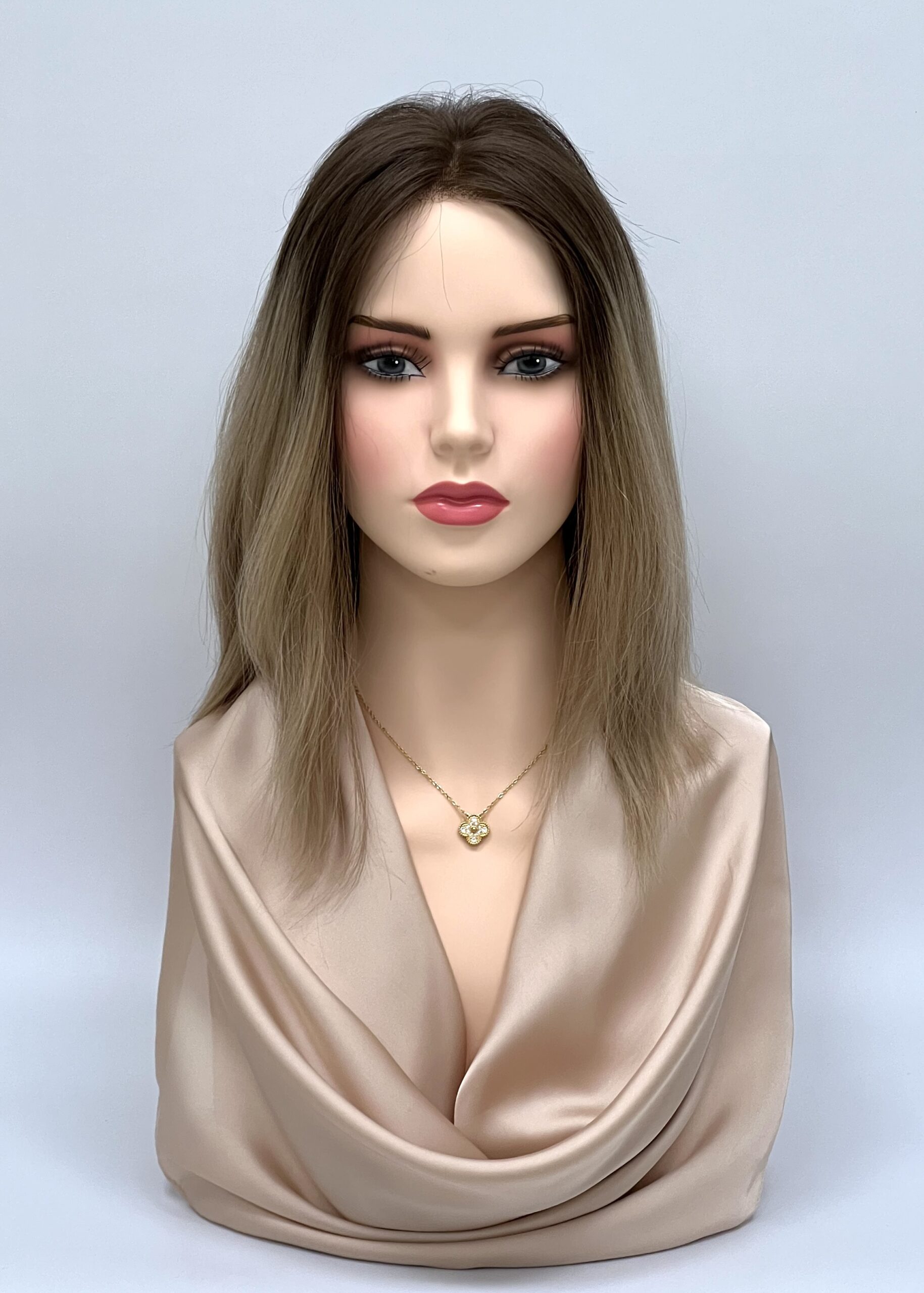 Natūralių plaukų perukas Peleninė blondinė ombre